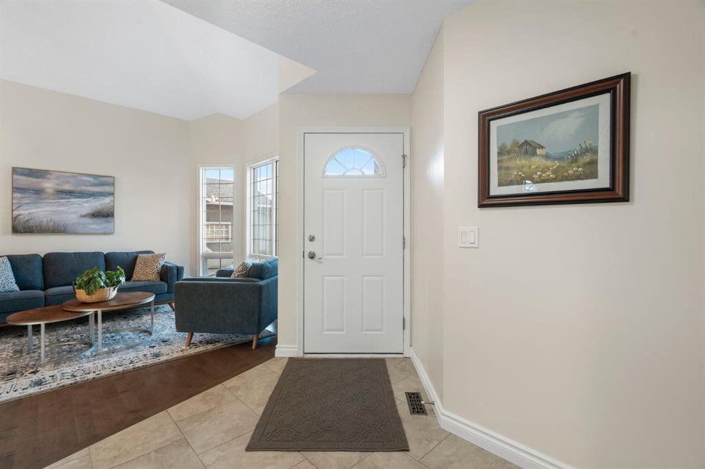 209 Hawkstone Drive Nw, Calgary, AB - Indoor