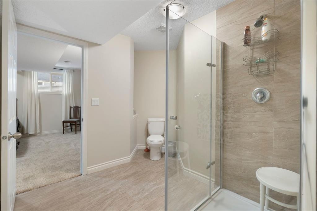 209 Hawkstone Drive Nw, Calgary, AB - Indoor Photo Showing Bathroom