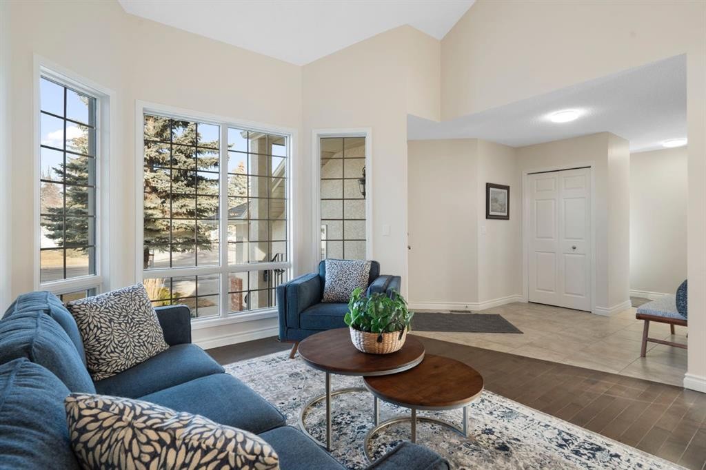 209 Hawkstone Drive Nw, Calgary, AB - Indoor Photo Showing Living Room