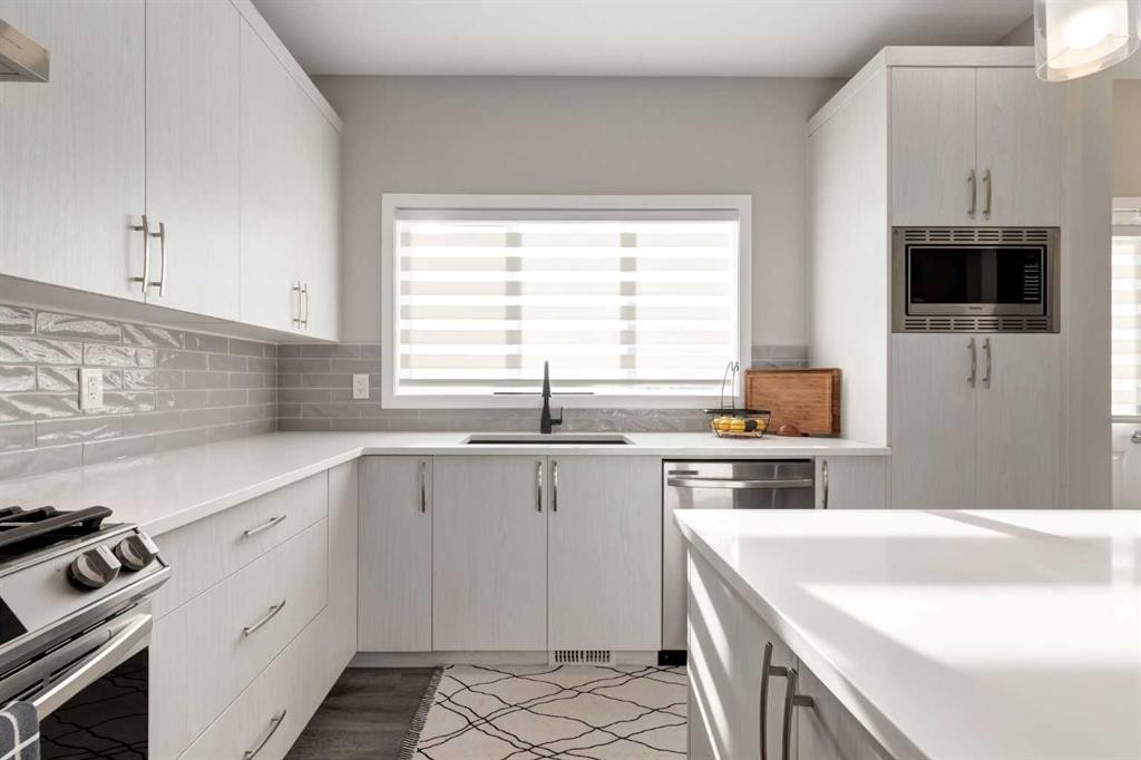577 Masters Road Se, Calgary, AB - Indoor Photo Showing Kitchen