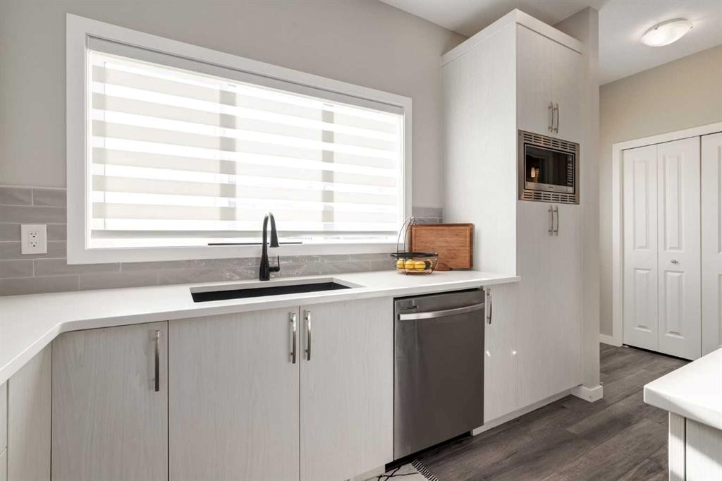 577 Masters Road Se, Calgary, AB - Indoor Photo Showing Kitchen