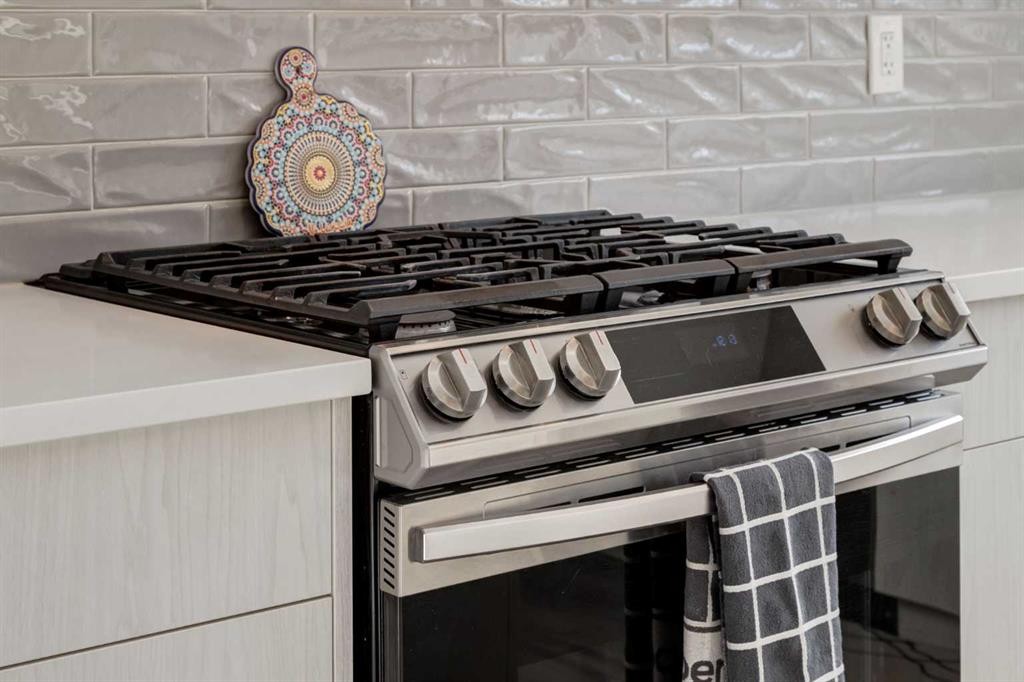 577 Masters Road Se, Calgary, AB - Indoor Photo Showing Kitchen