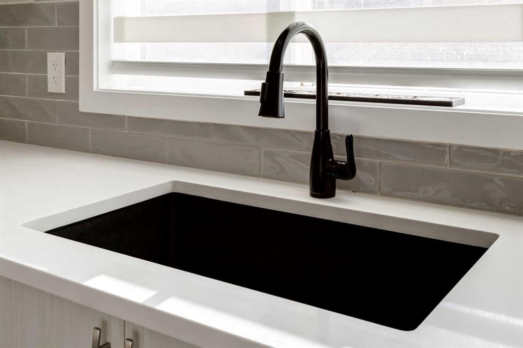 577 Masters Road Se, Calgary, AB - Indoor Photo Showing Kitchen