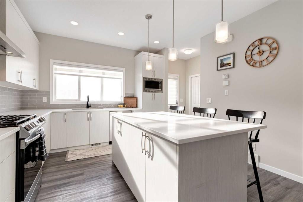 577 Masters Road Se, Calgary, AB - Indoor Photo Showing Kitchen With Upgraded Kitchen