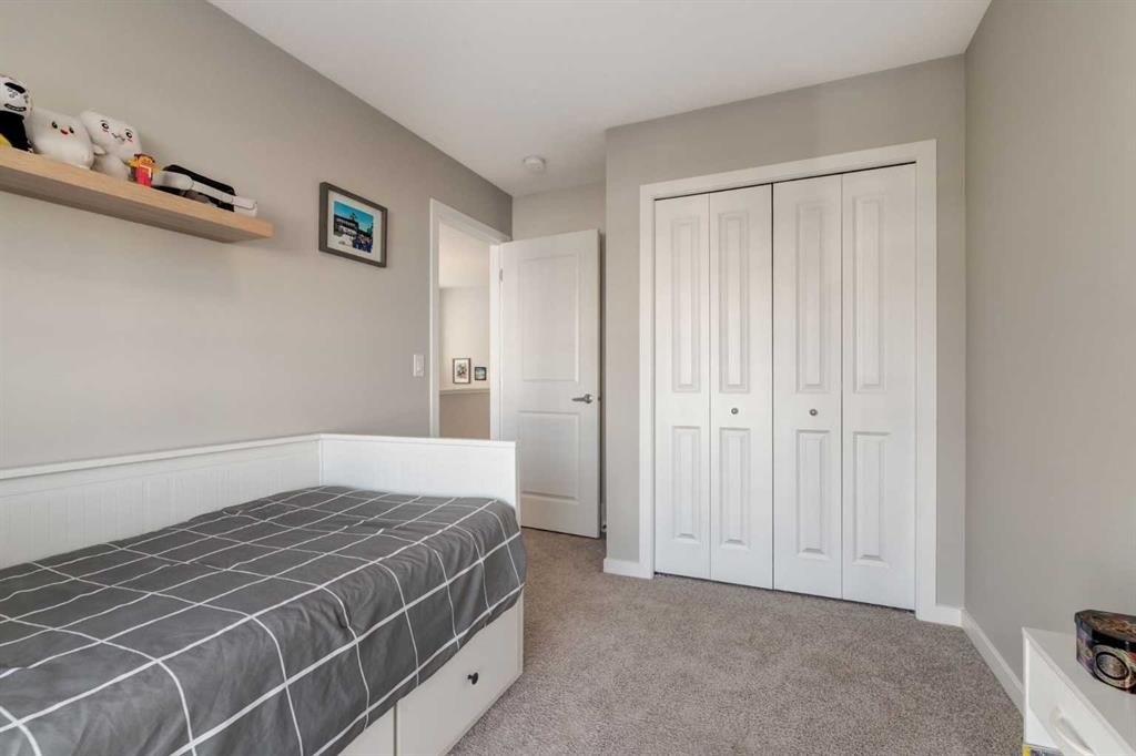 577 Masters Road Se, Calgary, AB - Indoor Photo Showing Bedroom