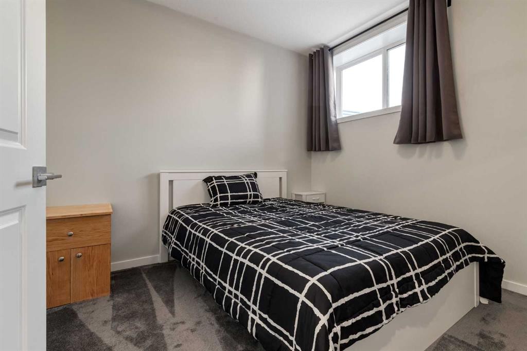577 Masters Road Se, Calgary, AB - Indoor Photo Showing Bedroom