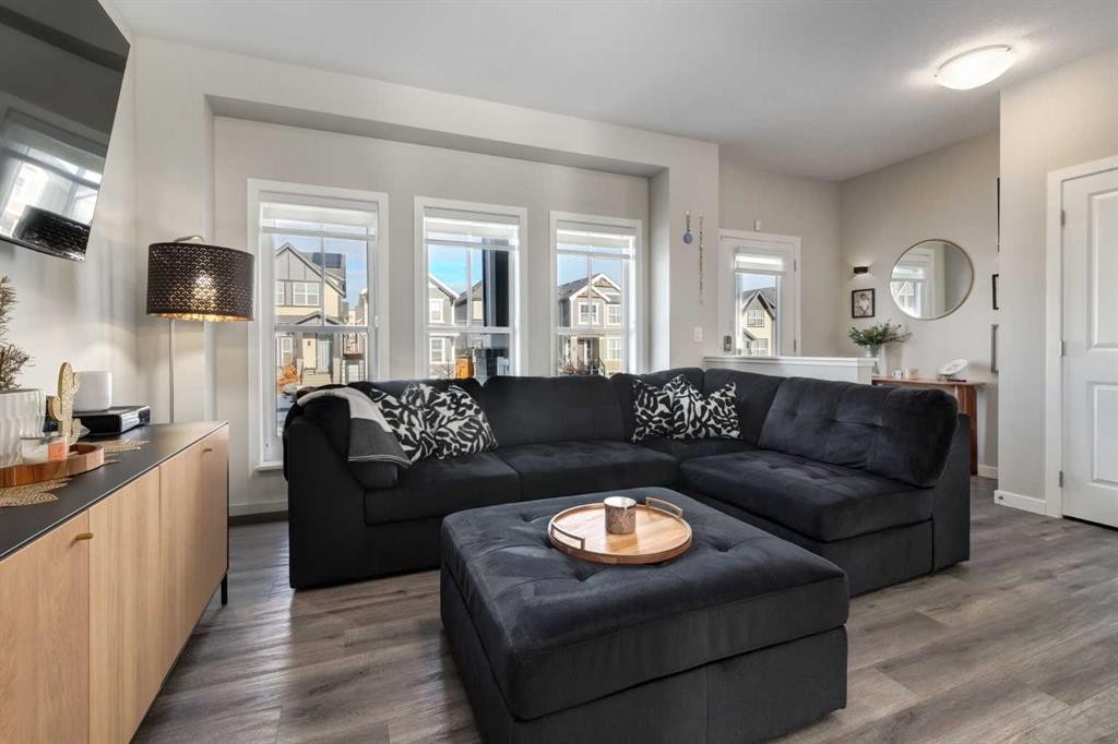 577 Masters Road Se, Calgary, AB - Indoor Photo Showing Living Room