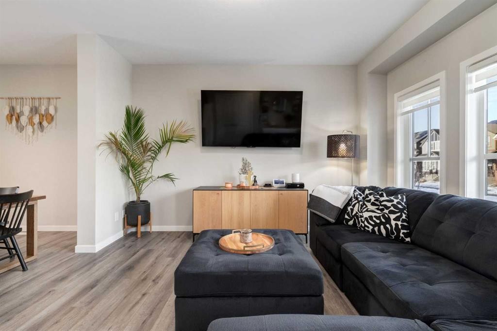 577 Masters Road Se, Calgary, AB - Indoor Photo Showing Living Room
