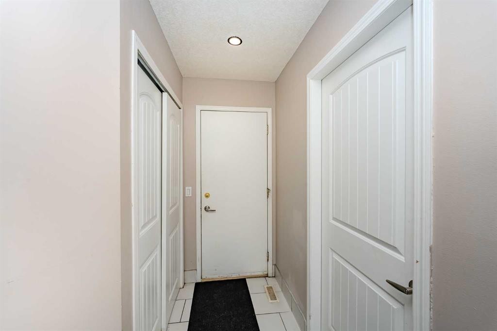 4 Del Ray Crescent Ne, Calgary, AB - Indoor Photo Showing Other Room