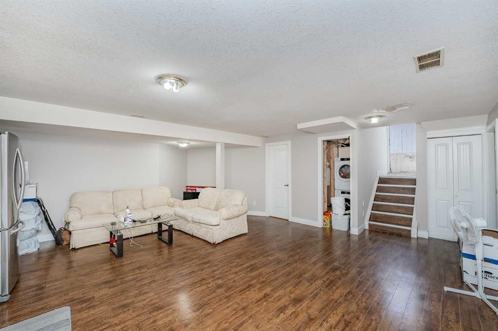 4 Del Ray Crescent Ne, Calgary, AB - Indoor Photo Showing Living Room
