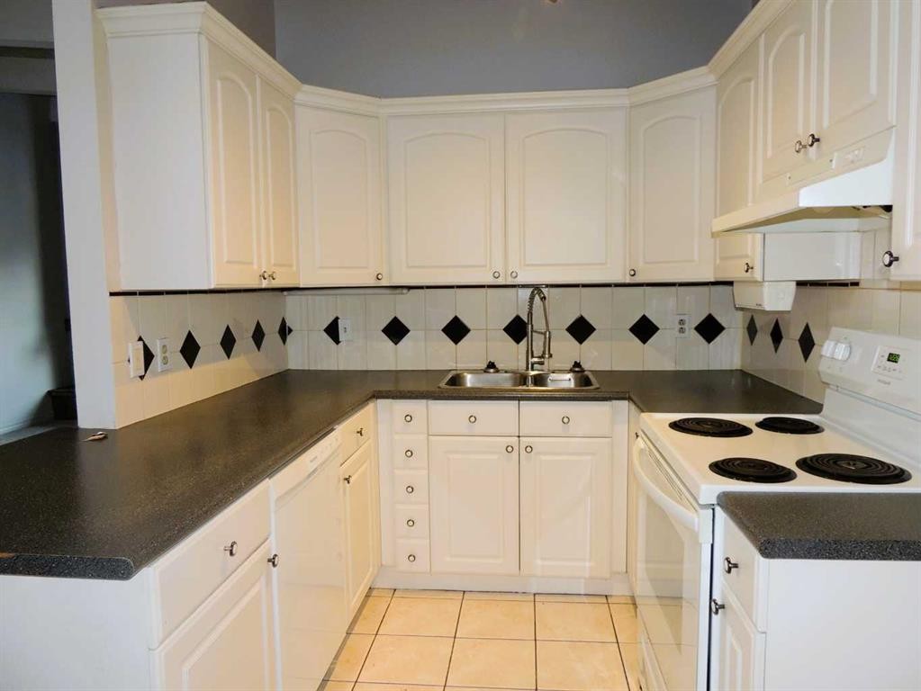 2713 Canmore Road Nw, Calgary, AB - Indoor Photo Showing Kitchen With Double Sink