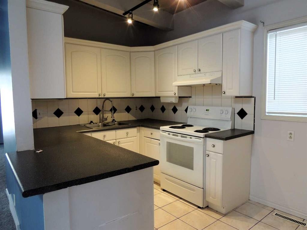 2713 Canmore Road Nw, Calgary, AB - Indoor Photo Showing Kitchen With Double Sink