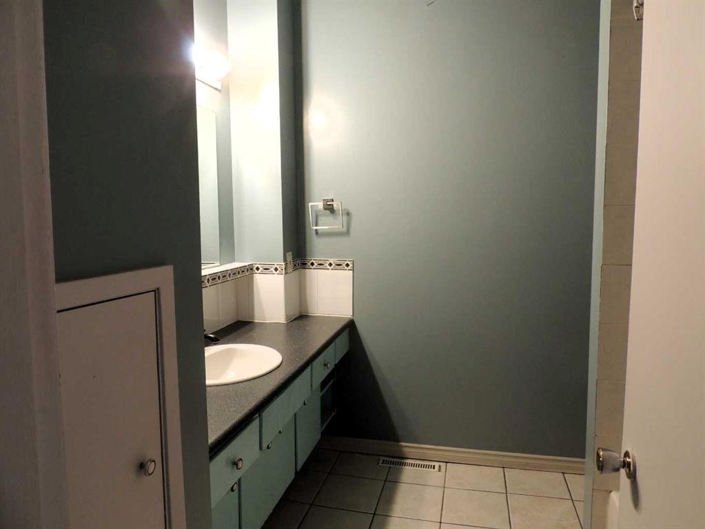 2713 Canmore Road Nw, Calgary, AB - Indoor Photo Showing Bathroom