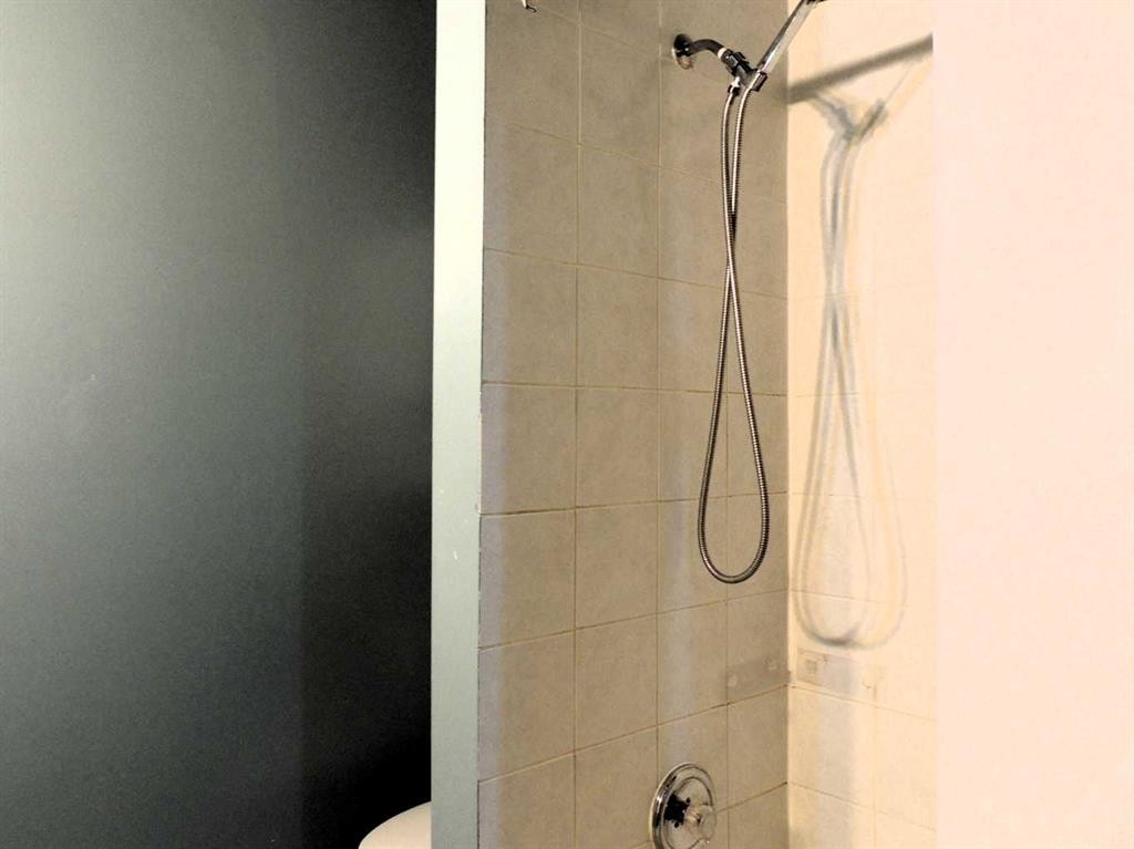 2713 Canmore Road Nw, Calgary, AB - Indoor Photo Showing Bathroom