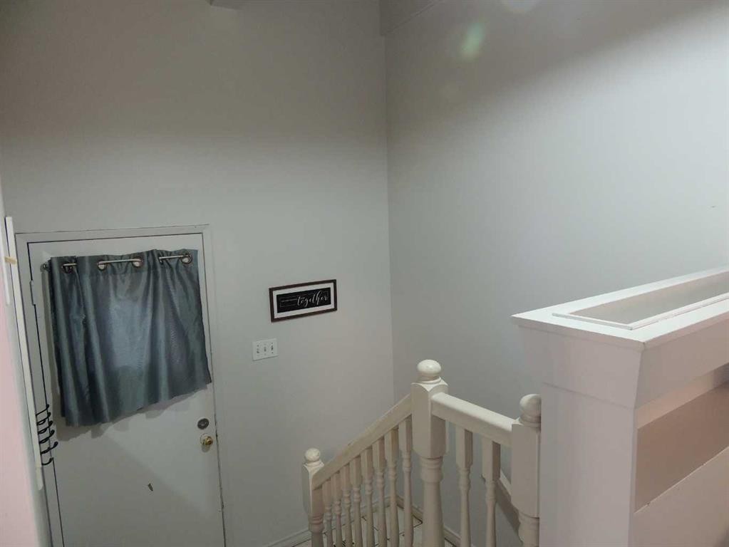 2713 Canmore Road Nw, Calgary, AB - Indoor Photo Showing Other Room