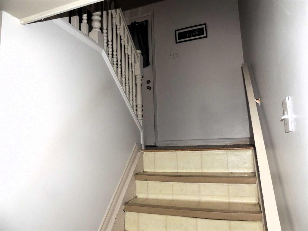 2713 Canmore Road Nw, Calgary, AB - Indoor Photo Showing Other Room