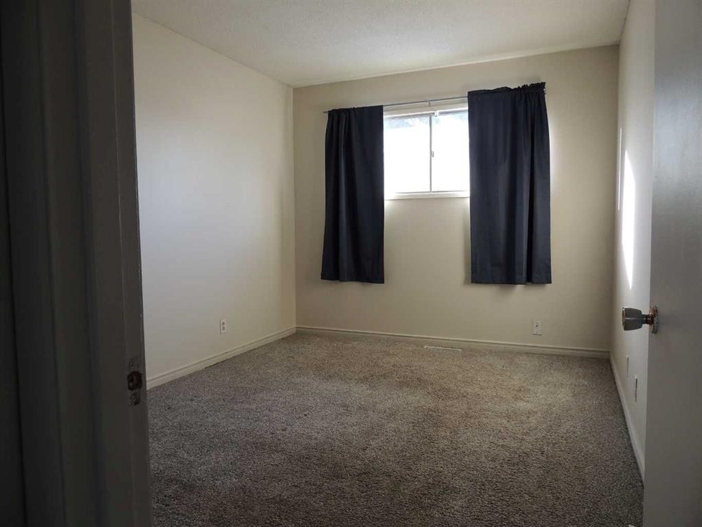 2713 Canmore Road Nw, Calgary, AB - Indoor Photo Showing Other Room