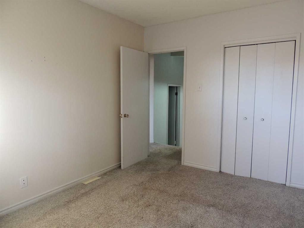 2713 Canmore Road Nw, Calgary, AB - Indoor Photo Showing Other Room