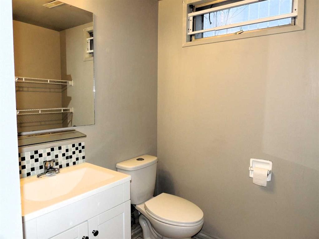 2713 Canmore Road Nw, Calgary, AB - Indoor Photo Showing Bathroom