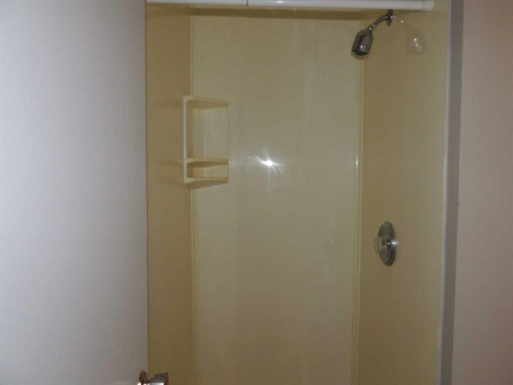 2713 Canmore Road Nw, Calgary, AB - Indoor Photo Showing Bathroom