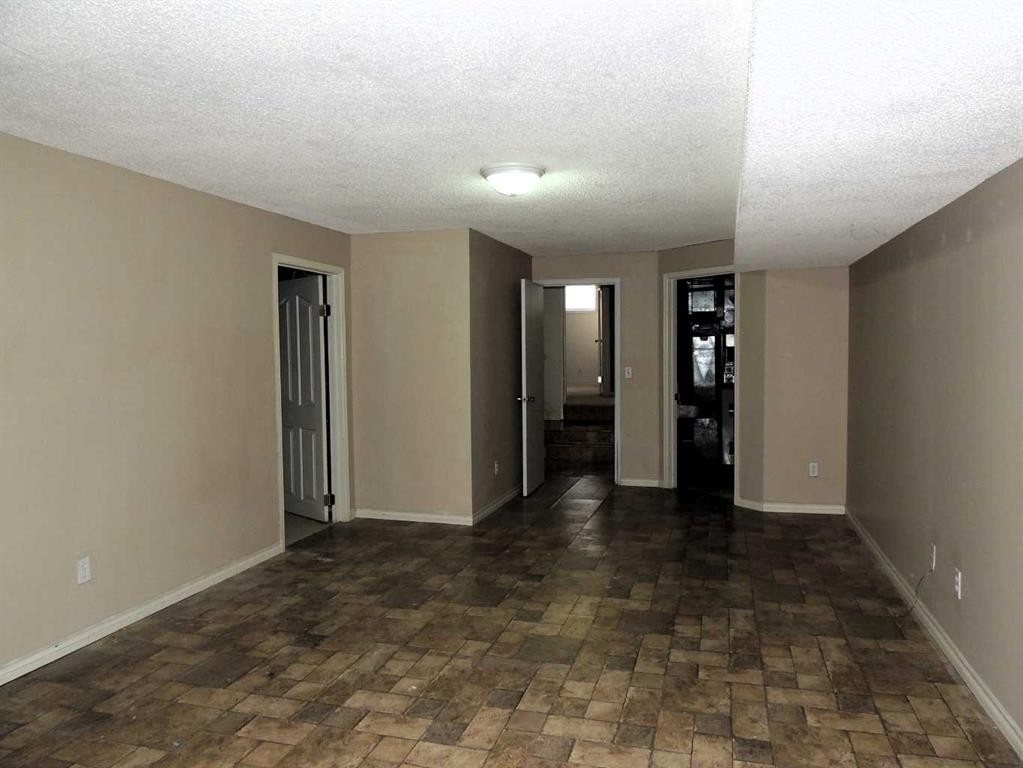 2713 Canmore Road Nw, Calgary, AB - Indoor Photo Showing Other Room