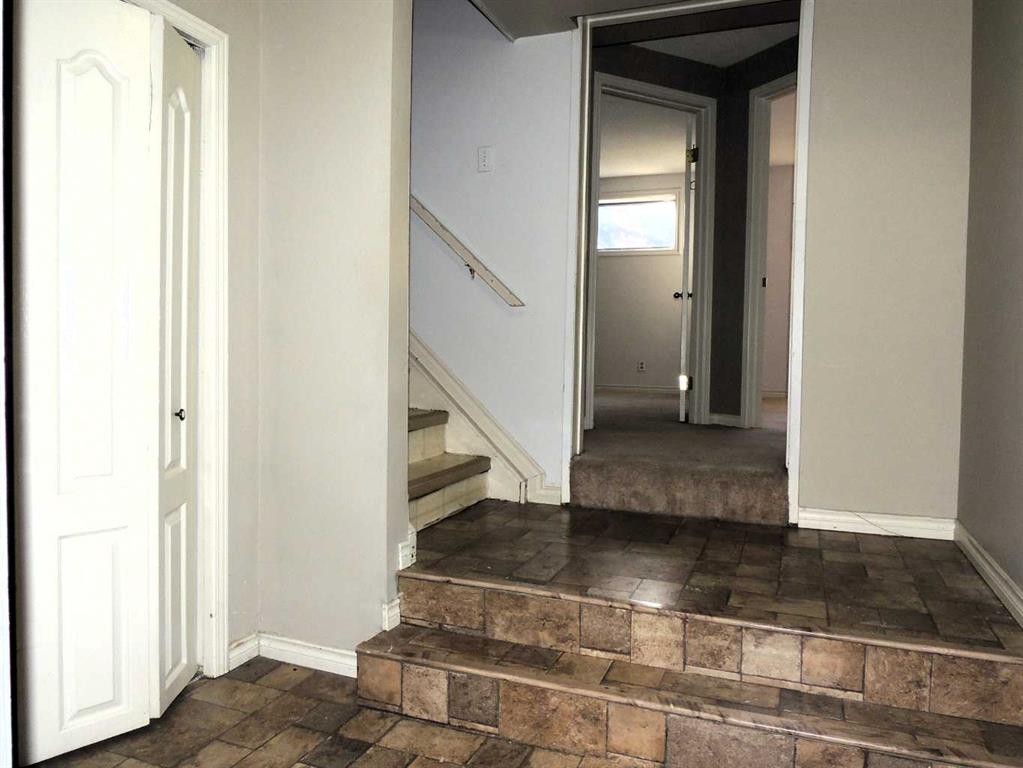 2713 Canmore Road Nw, Calgary, AB - Indoor Photo Showing Other Room