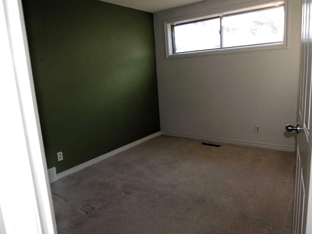 2713 Canmore Road Nw, Calgary, AB - Indoor Photo Showing Other Room