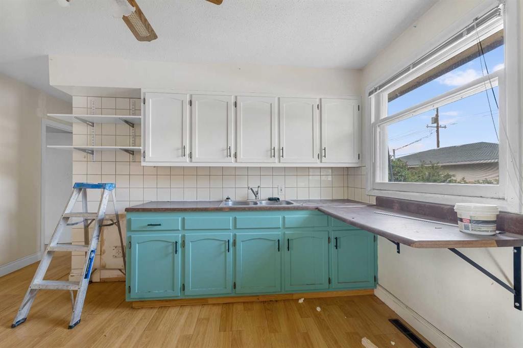 6316 Bowwood Drive Nw, Calgary, AB - Indoor Photo Showing Kitchen With Double Sink