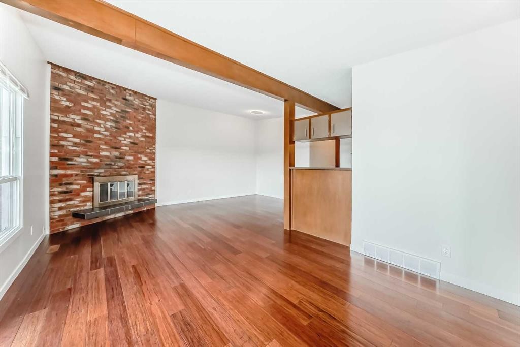 6527 58 Street Nw, Calgary, AB - Indoor With Fireplace