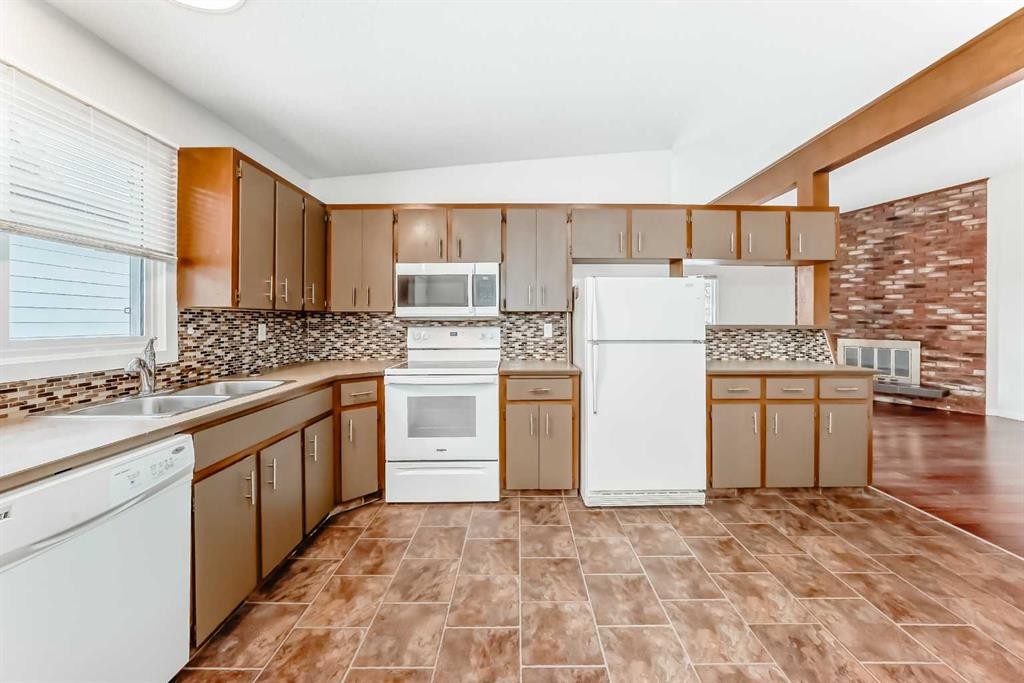 6527 58 Street Nw, Calgary, AB - Indoor Photo Showing Kitchen With Double Sink