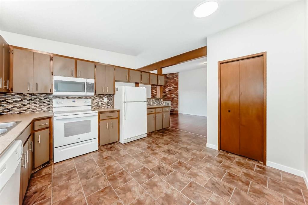 6527 58 Street Nw, Calgary, AB - Indoor Photo Showing Kitchen