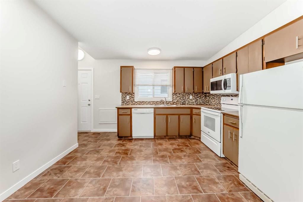 6527 58 Street Nw, Calgary, AB - Indoor Photo Showing Kitchen