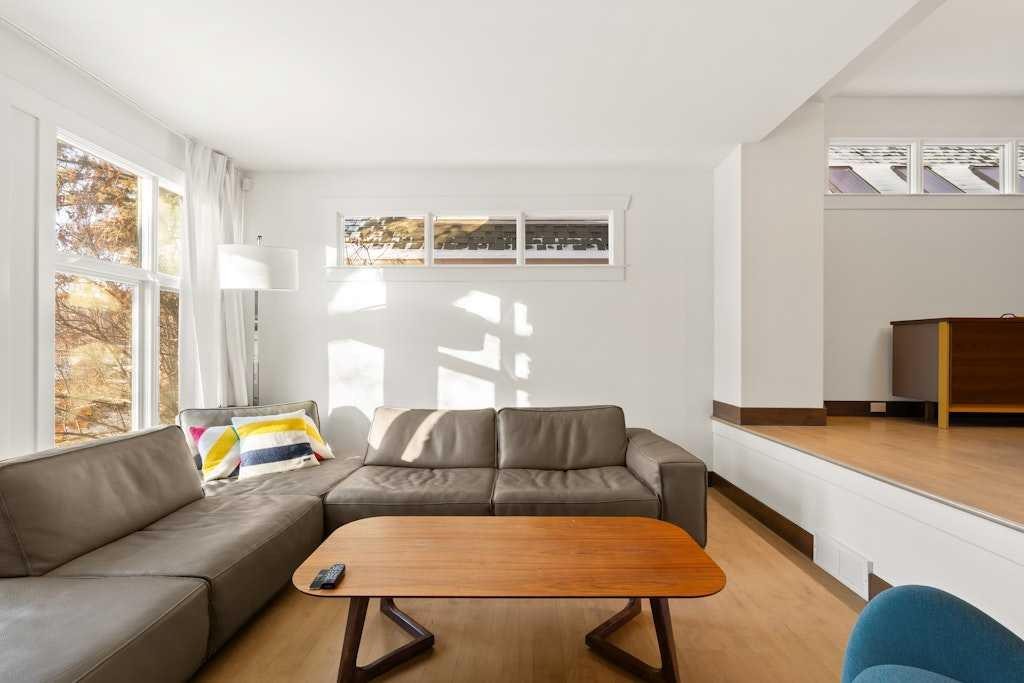 924 8 Avenue Se, Calgary, AB - Indoor Photo Showing Living Room