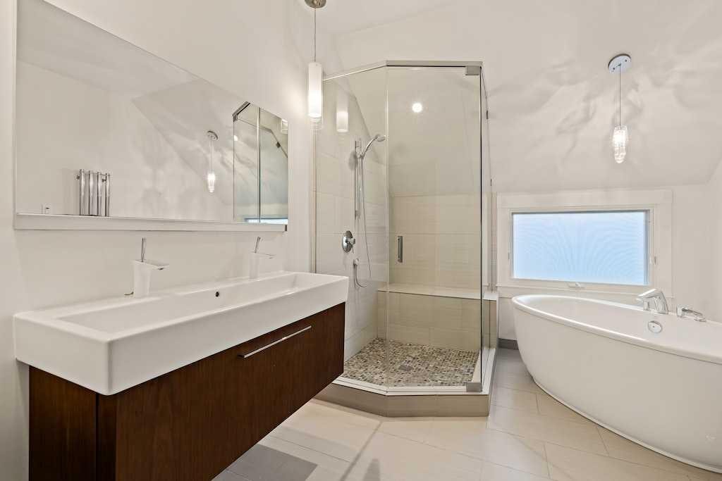 924 8 Avenue Se, Calgary, AB - Indoor Photo Showing Bathroom