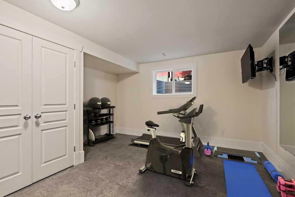 924 8 Avenue Se, Calgary, AB - Indoor Photo Showing Gym Room