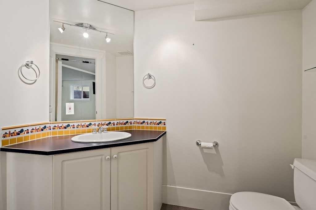924 8 Avenue Se, Calgary, AB - Indoor Photo Showing Bathroom