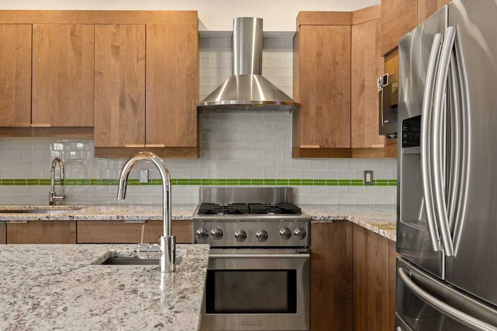 924 8 Avenue Se, Calgary, AB - Indoor Photo Showing Kitchen With Stainless Steel Kitchen With Upgraded Kitchen