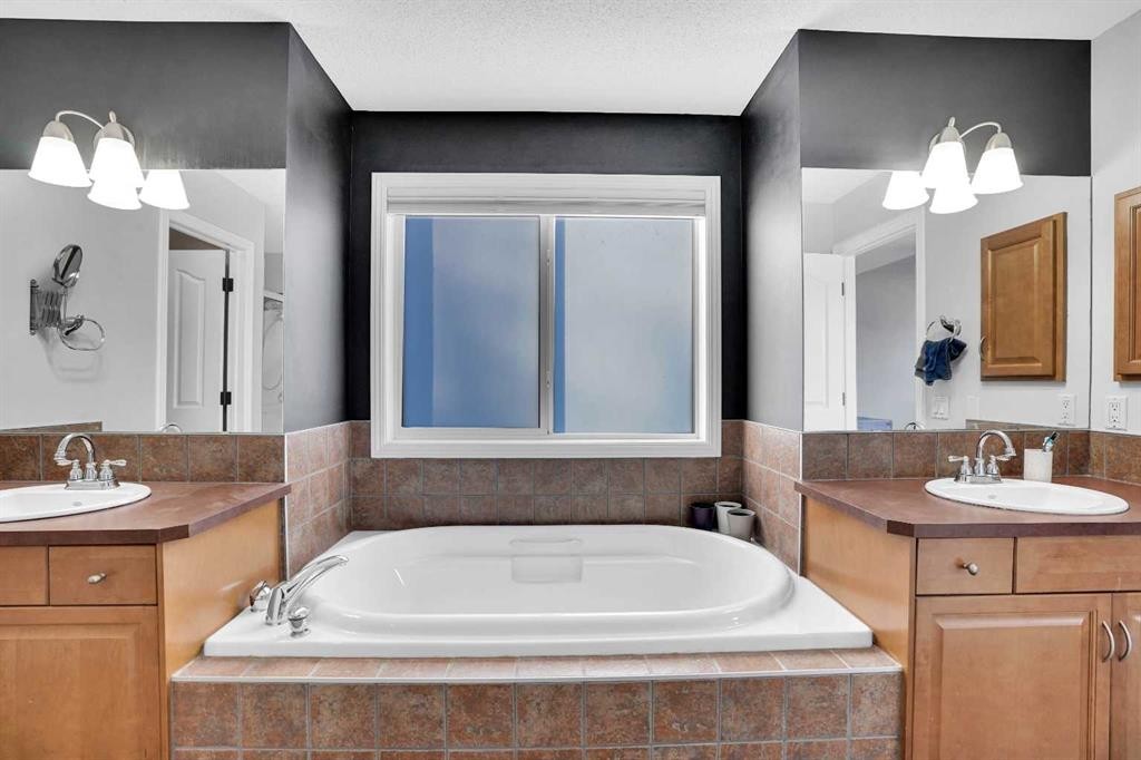 74 Cranleigh Green Se, Calgary, AB - Indoor Photo Showing Bathroom
