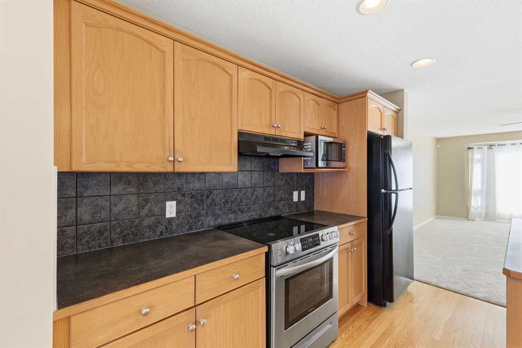 160 Taradale Drive Ne, Calgary, AB - Indoor Photo Showing Kitchen