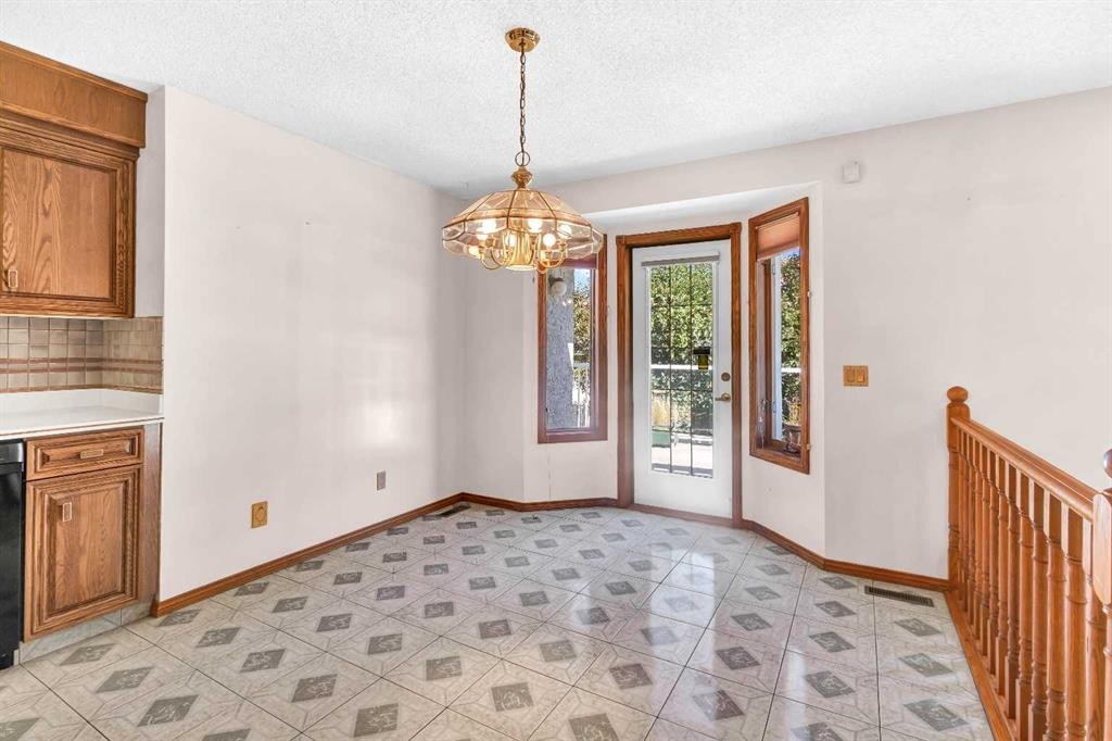 125 Edgebrook Road Nw, Calgary, AB - Indoor Photo Showing Other Room