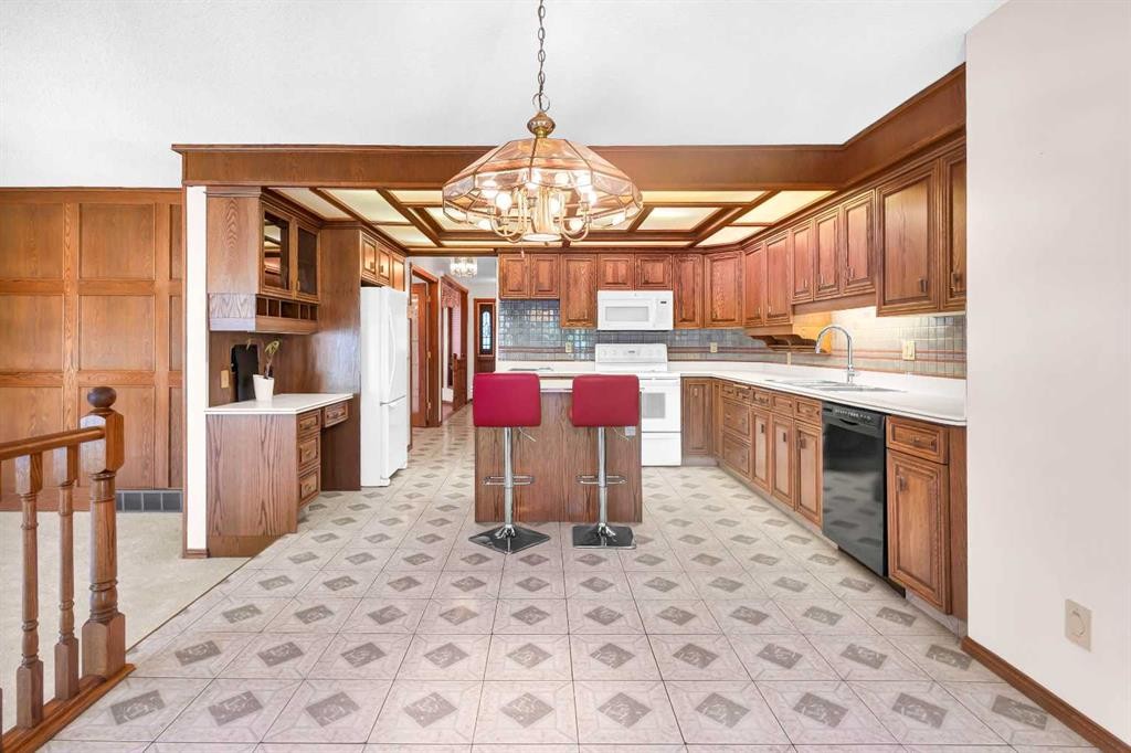 125 Edgebrook Road Nw, Calgary, AB - Indoor Photo Showing Kitchen