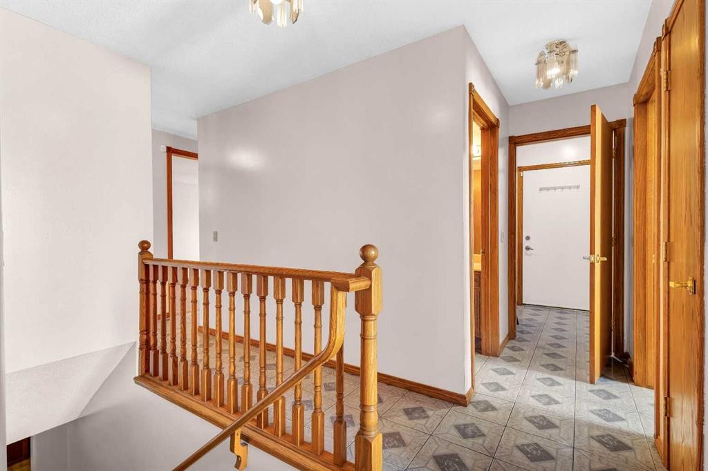 125 Edgebrook Road Nw, Calgary, AB - Indoor Photo Showing Other Room