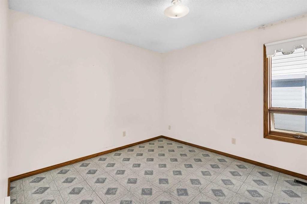 125 Edgebrook Road Nw, Calgary, AB - Indoor Photo Showing Other Room