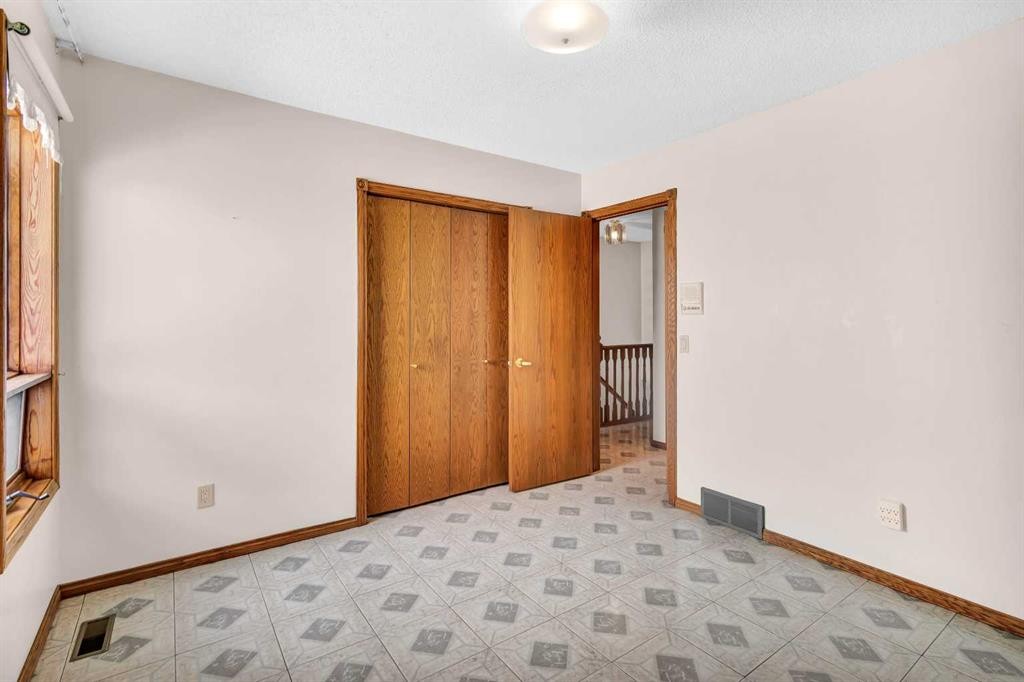 125 Edgebrook Road Nw, Calgary, AB - Indoor Photo Showing Other Room