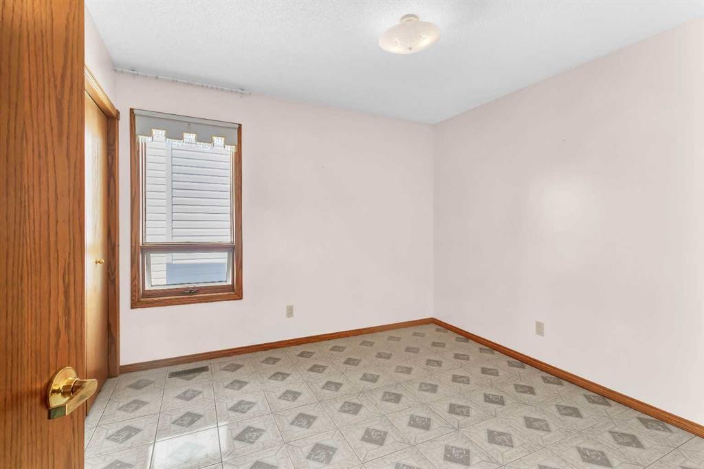 125 Edgebrook Road Nw, Calgary, AB - Indoor Photo Showing Other Room