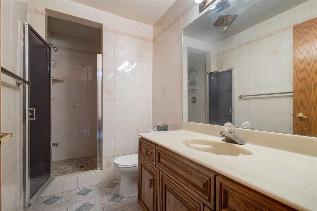 125 Edgebrook Road Nw, Calgary, AB - Indoor Photo Showing Bathroom