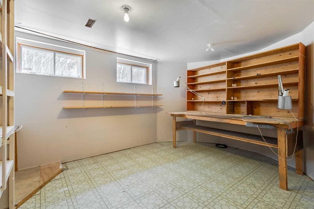 125 Edgebrook Road Nw, Calgary, AB - Indoor Photo Showing Other Room