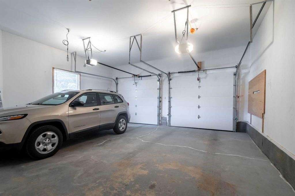 125 Edgebrook Road Nw, Calgary, AB - Indoor Photo Showing Garage