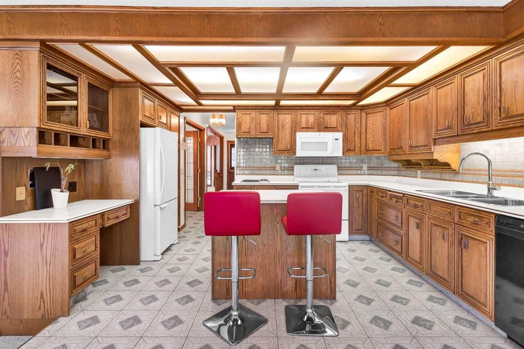 125 Edgebrook Road Nw, Calgary, AB - Indoor Photo Showing Kitchen With Double Sink