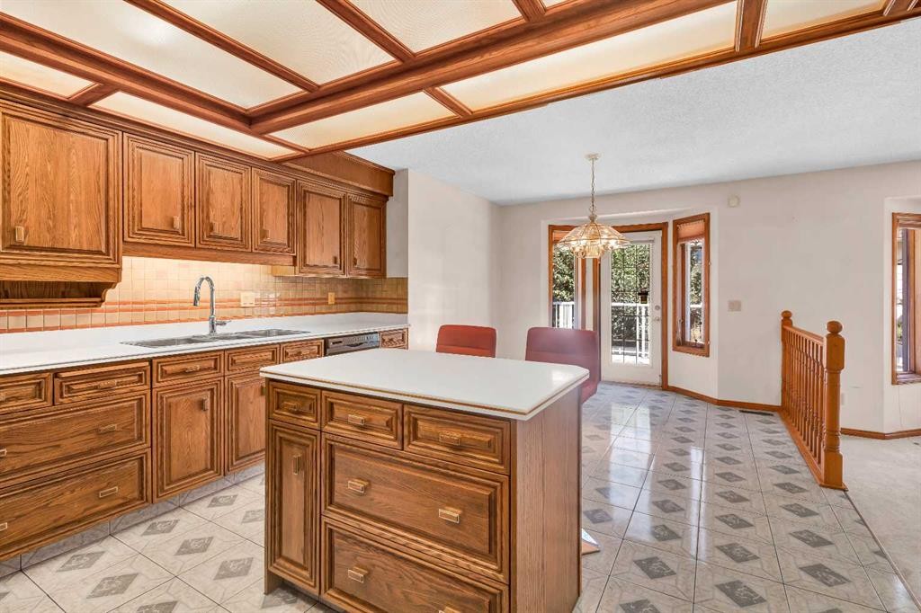 125 Edgebrook Road Nw, Calgary, AB - Indoor Photo Showing Kitchen